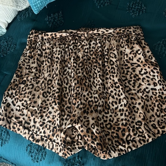 Soft silky torrid size 1 cheetah print shorts dressy - Picture 3 of 3